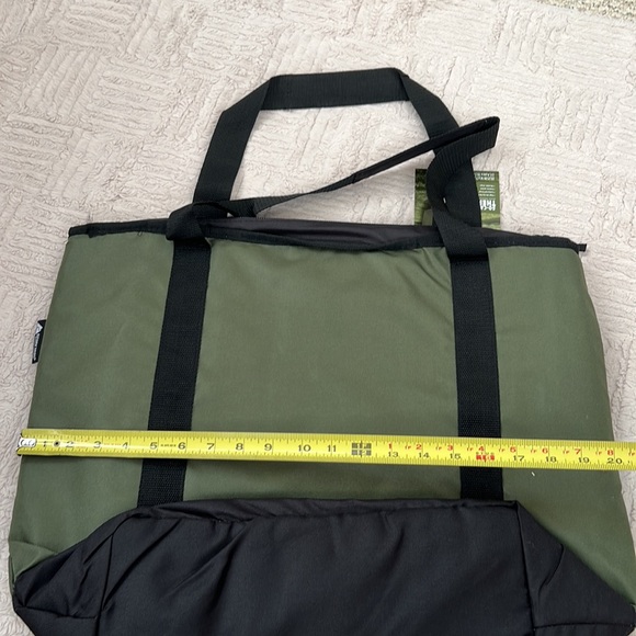 Ozark Trail 50-can thermal tote bag New with tags, green with black trim - Picture 16 of 16